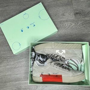 Off-White Arrow Suede Vulcanized Low-Top Sneakers size 12B/42EU Beige/White